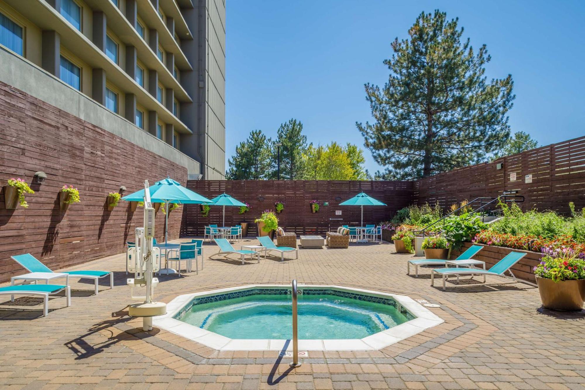 Doubletree By Hilton Hotel Denver Exterior photo