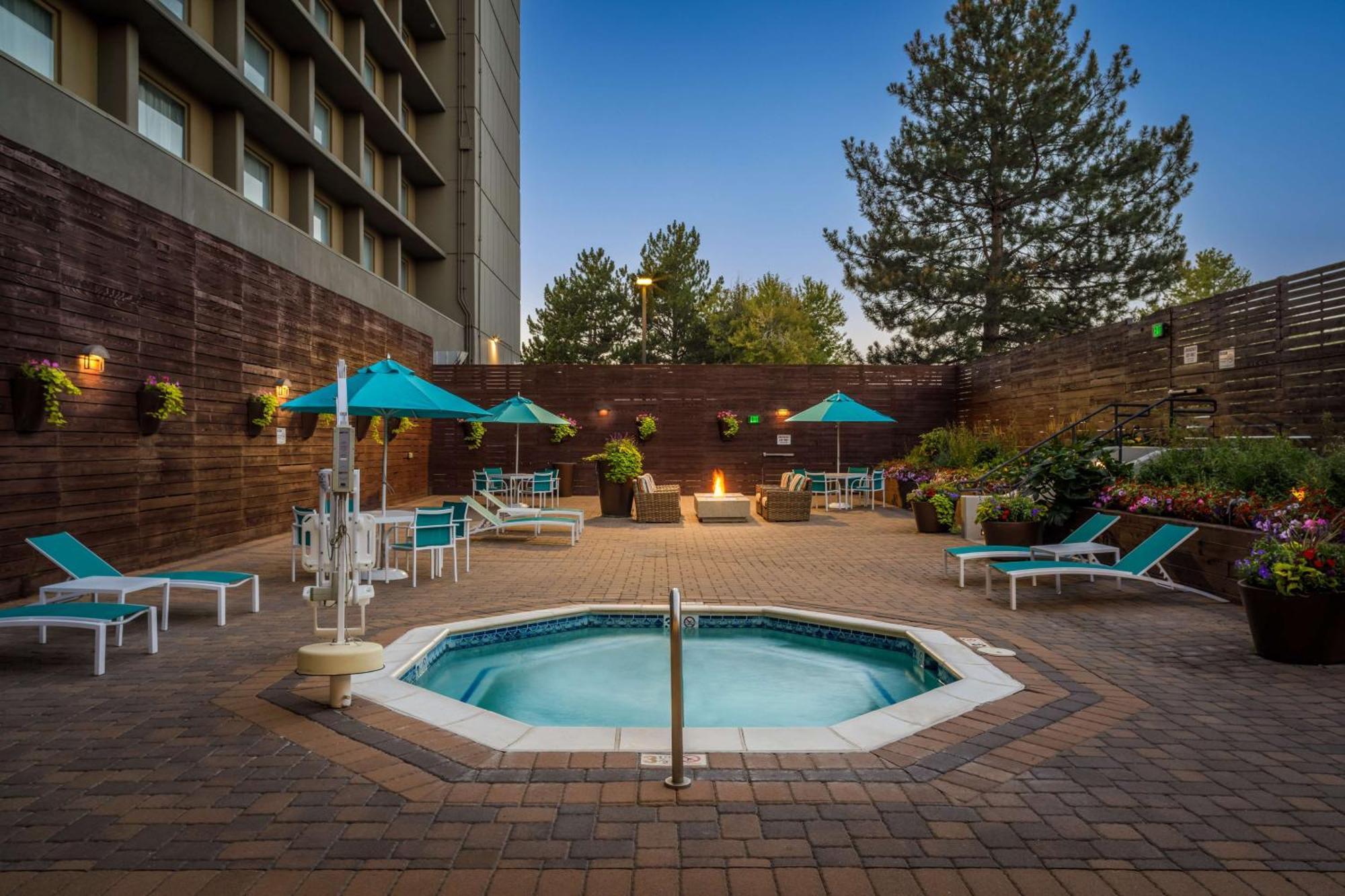 Doubletree By Hilton Hotel Denver Exterior photo